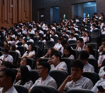 พิธีปฐมนิเทศแพทย์ประจำบ้าน แพทย์ประจำบ้านต่อยอด และเภสัชกรประจำบ้าน ชั้นปีที่ 1 ประจำปี 2568 1C3A3848_0