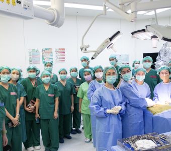 ทีมแพทย์ รพ.จุฬาลงกรณ์ นำเทคนิคใหม่ ผ่าตัดแก้ไขผู้ป่วยโรคหยุดหายใจขณะหลับจากการอุดกั้น (OSA) สำเร็จ! แห่งแรกในประเทศไทย แห่งที่ 4 ในเอเชีย S__17383450