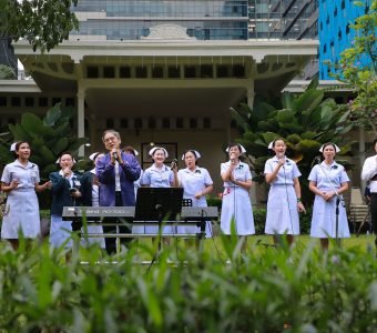 ผู้บริหาร แพทย์ พยาบาล และบุคลากร นิสิตแพทย์ ร่วมใจขับร้องบทเพลงพระราชนิพนธ์อันทรงคุณค่า ท่ามกลางบรรยากาศร่มรื่นของสวนโรงพยาบาลจุฬาลงกรณ์ KCM_5411_0