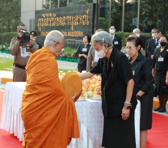 สมเด็จพระกนิษฐาธิราชเจ้า กรมสมเด็จพระเทพรัตนราชสุดา ฯ สยามบรมราชกุมารีอุปนายิกาผู้อำนวยการสภากาชาดไทย เสด็จพระราชดำเนินไปทรงบาตรเนื่องในโอกาสส่งท้ายปีเก่าต้อนรับปีใหม่ 2569 287199_0_0