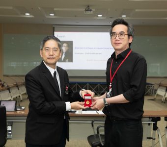 ผู้บริหารโรงพยาบาลจุฬาลงกรณ์ ร่วมแสดงความยินดี และมอบของที่ระลึกให้กับ หัวหน้าฝ่าย ที่ดำรงตำแหน่งใหม่ KCMH3250